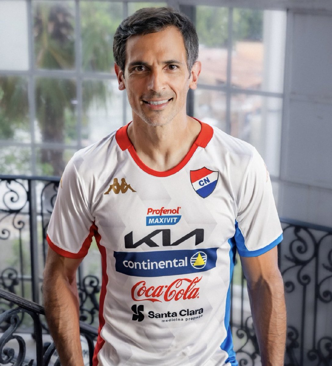 AngelElian02's tweet photo. El tipazo Roque laburó a tres turnos en Telemundo durante el Mundial. Volvió al país, se puso los botines y parece estar más en forma que varios de Olimpia.

Hay que darle su lugar entre los mejores jugadores paraguayos de la historia. 44 añitos. https://t.co/yYQ736UY27