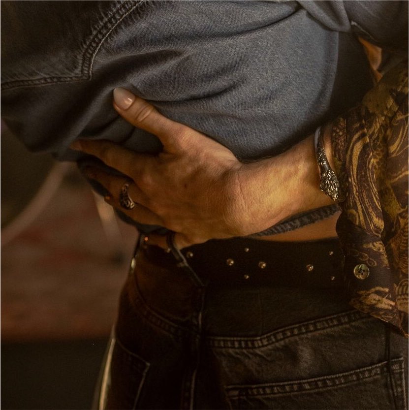 sampunzels's tweet photo. thinking once again about his finger hooked through the belt loop https://t.co/MoMItRtZoP