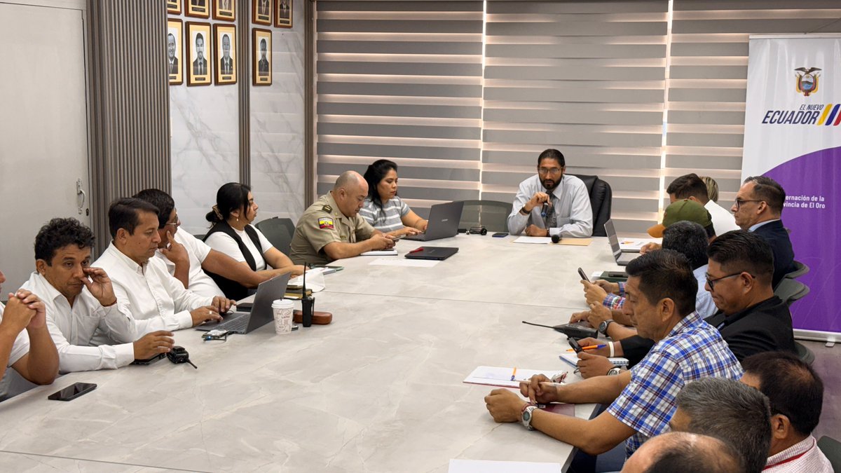 GoberElOro's tweet photo. El gdor. Jenner Franco lideró la Sexta Mesa Provincial de Transporte, donde analizaron temas prioritarios como la lucha contra la informalidad, seguridad vial, regulación del transporte pesado y problemáticas de transportistas en la frontera con Perú.

#GobiernoDelEcuador https://t.co/5NXF6DW2nV