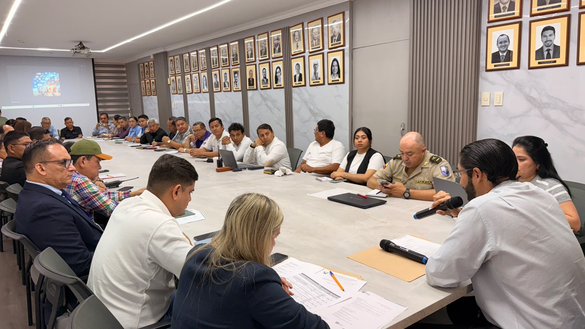 GoberElOro's tweet photo. El gdor. Jenner Franco lideró la Sexta Mesa Provincial de Transporte, donde analizaron temas prioritarios como la lucha contra la informalidad, seguridad vial, regulación del transporte pesado y problemáticas de transportistas en la frontera con Perú.

#GobiernoDelEcuador https://t.co/5NXF6DW2nV