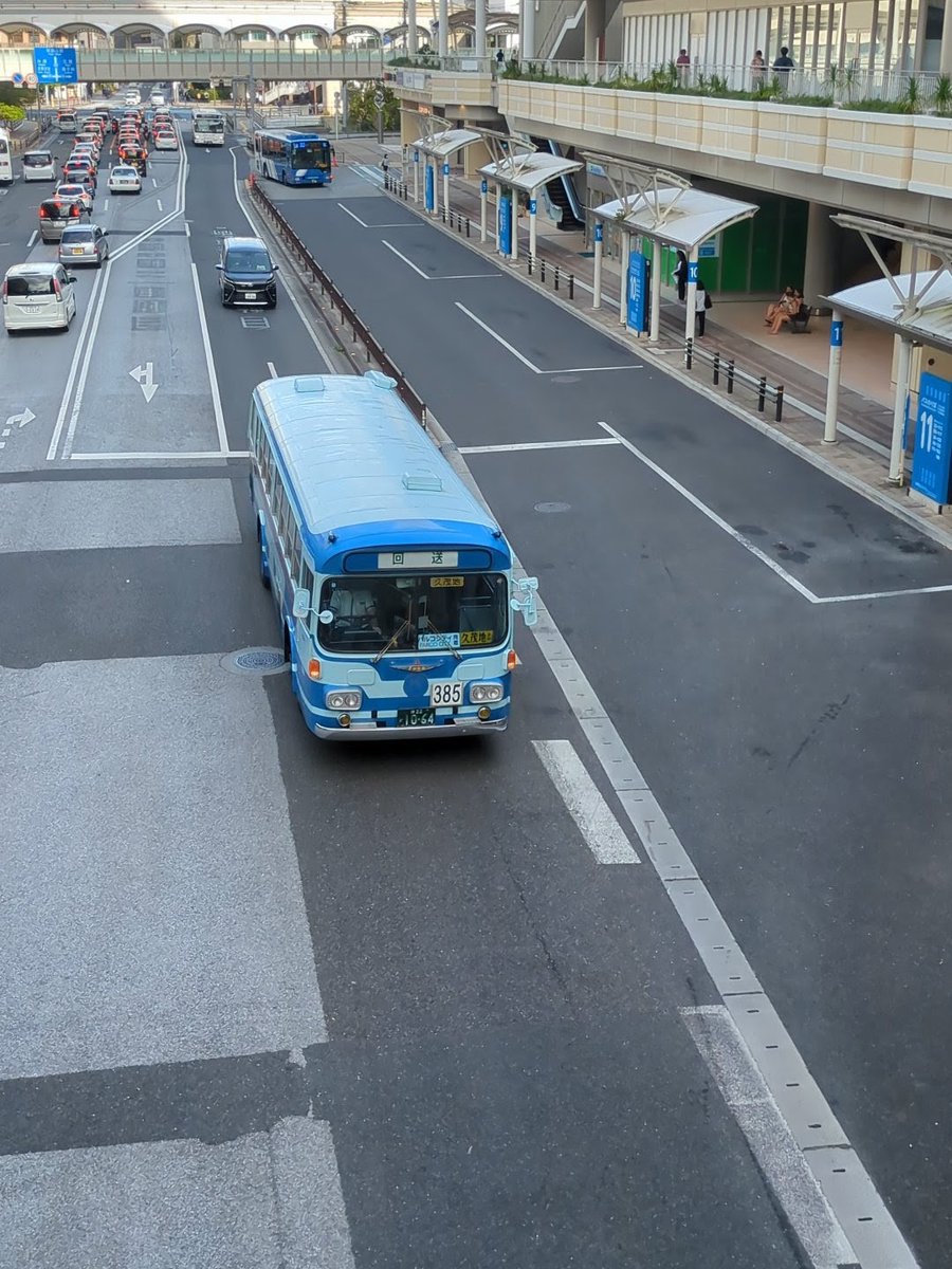 okinawa_bus's tweet photo. 【#沖縄バス／お知らせ】

本日7月30日、沖縄の交通ルールが右側通行から左側通行へと変わった歴史的な記念日に合わせ、「ナナサンマルバス」が特別ダイヤで運行します🚌✨

那覇バスターミナルを出発し、サンエーパルコシティへ向かいます🚌💨

沿線で見かけた方も、ぜひ手を振ってくださいね👋 https://t.co/ctec7Z1zAR