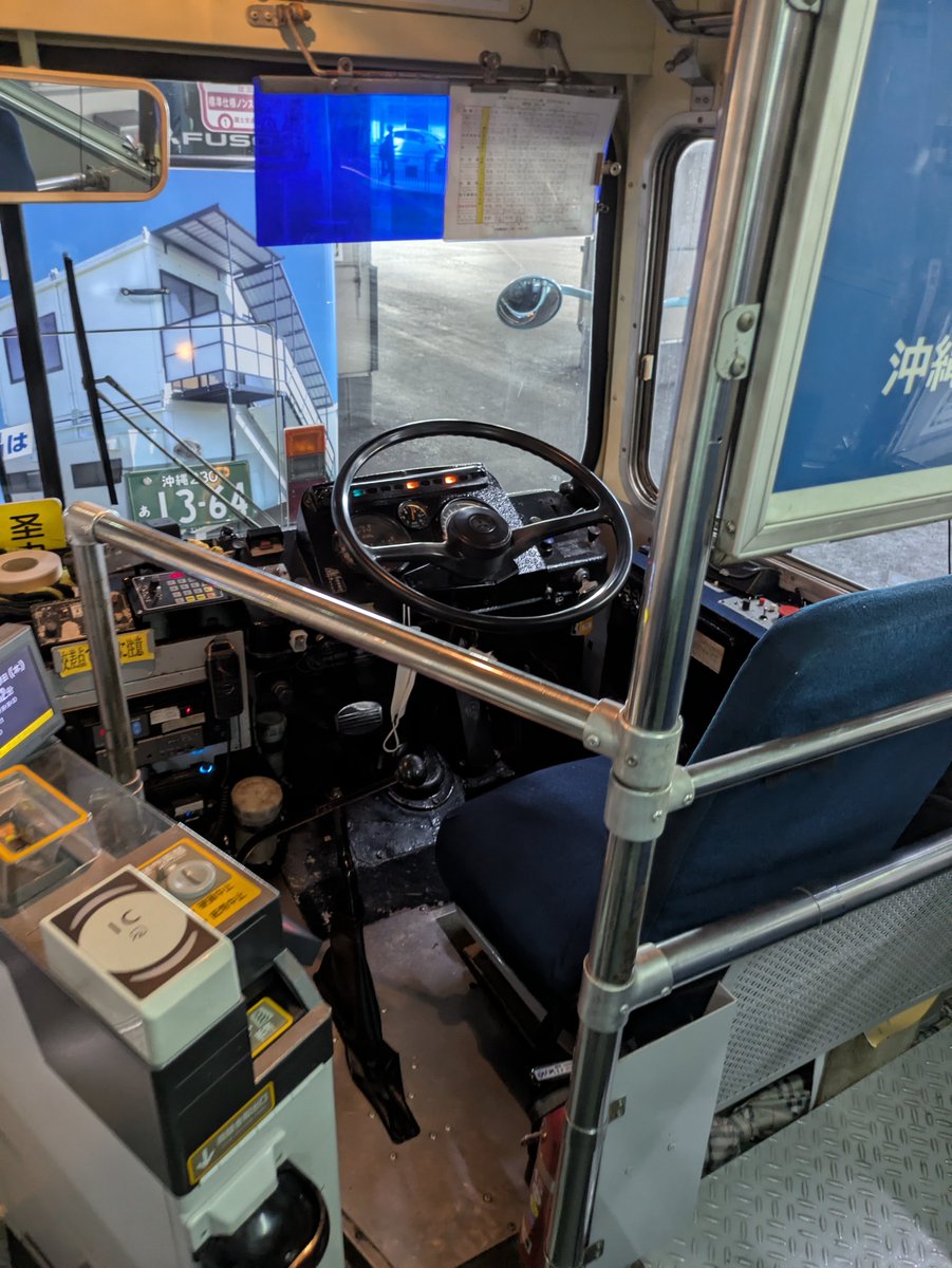 okinawa_bus's tweet photo. 【#沖縄バス／お知らせ】

本日7月30日、沖縄の交通ルールが右側通行から左側通行へと変わった歴史的な記念日に合わせ、「ナナサンマルバス」が特別ダイヤで運行します🚌✨

那覇バスターミナルを出発し、サンエーパルコシティへ向かいます🚌💨

沿線で見かけた方も、ぜひ手を振ってくださいね👋 https://t.co/ctec7Z1zAR