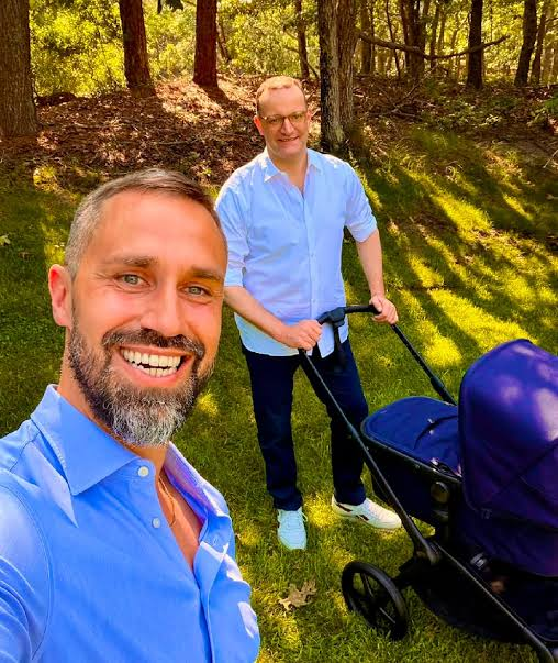 ahmtamim9's tweet photo. Der feine Unterschied: Als Jens Spahn, der nach eigenen Angaben dem christlichen Menschen- und Weltbild anhängt, sich gewissermaßen damit als parlamentarischer Verteter des Christentum geriert, einen Frauenkörper zu mietete, verlangte kein Muslim, eine glaubwürdige Distanzierung von den Kirchen und allen Christen. 
Auch die absurde Forderung nach einer Normalisierung der Leihmutterschaft stand nicht zur Debatte.