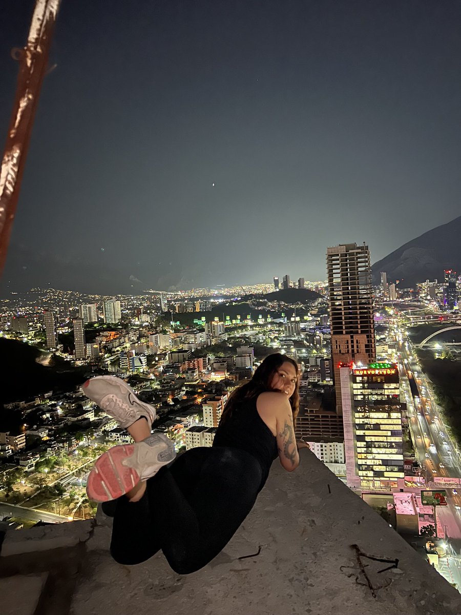 1morradinternet's tweet photo. Wey yo nadamas sueño con tener un loquito como yo que tenga un picnick conmigo y cojamos en esa esquina. https://t.co/qNZ6fpKO42