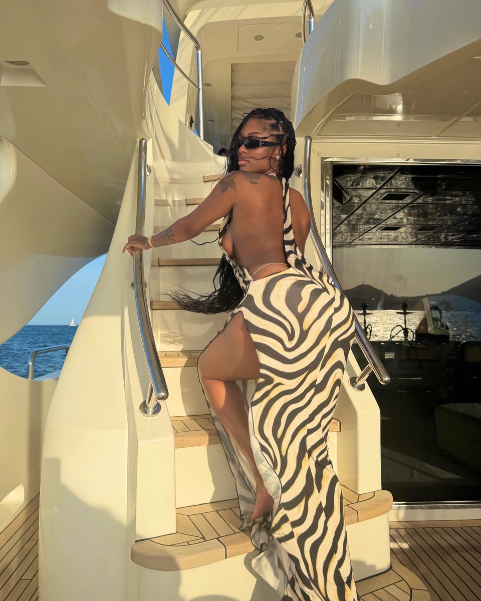 wavecheckers's tweet photo. Dess Dior enjoying vacation ☀️ https://t.co/Nx03M4dtHn