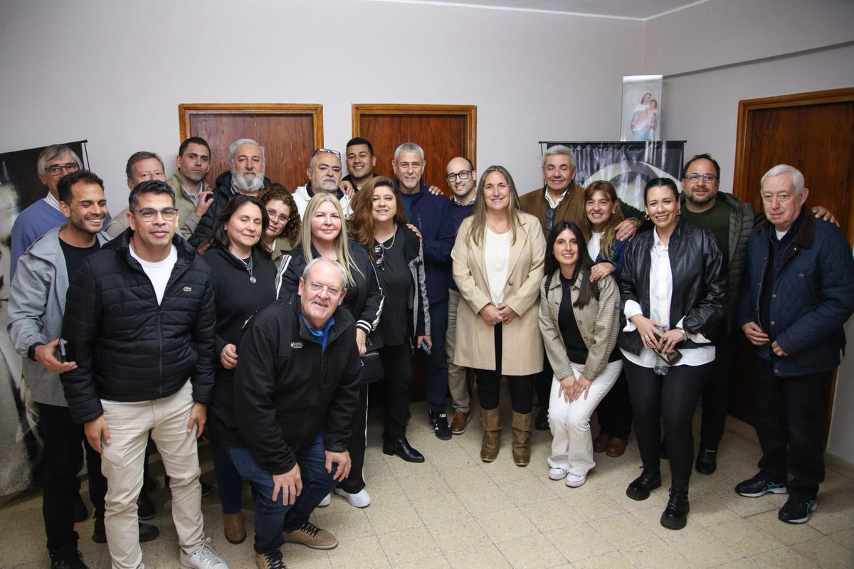 jorgeferraresi's tweet photo. RECORRIENDO LA PROVINCIA, FORTALECIENDO EL PROYECTO ✌️

Visitamos San Nicolás y nos encontramos con organizaciones gremiales y políticas, y muchos compañeros y compañeras. También estuvo presente el intendente de San Pedro, Cecilio Salazar y el entrañable compañero metalúrgico, Naldo Brunelli.

Antes compartimos una reunión con la mesa de conducción del PJ local, dirigentes gremiales y de diferentes espacios que conforman el MDF en el distrito. 

Tenemos que construir un movimiento multisectorial en el que toda la sociedad se sienta representada. Eso implica que cada vecino y cada vecina, como parte de una comunidad organizada, participe en la construcción de una agenda que resuelva los problemas de su territorio.

Para hacerlo posible, es necesario ampliar la base de ingresos del Estado. Quienes más tienen son los que más deben aportar, para que esos recursos se administren con eficiencia y se traduzcan en políticas públicas universales que mejoren la vida de todos.

La clave es la participación ciudadana. @kicillofok necesita la fortaleza de cada ciudad y de cada provincia, por eso, nosotros tenemos unas responsabilidad: que todos y todas se sientan parte de este proyecto político.

¡Gracias por recibirnos San Nicolás de los Arroyos!