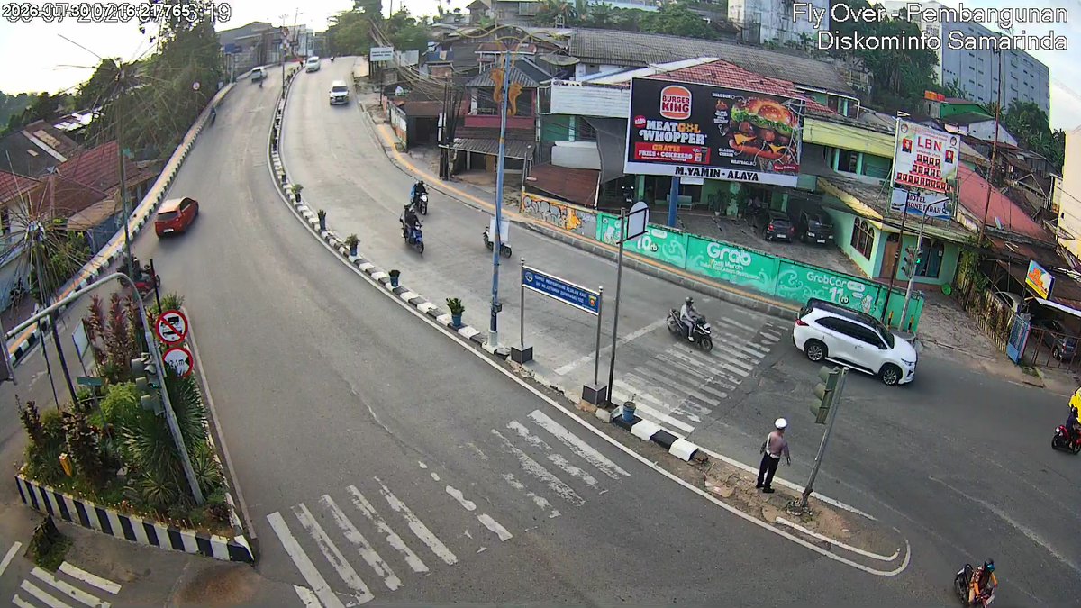 atcs_samarinda's tweet photo. 07.18 Simpang Air Hitam (bawah flyover) : Antrian kendaraan normal dikeempat kaki simpang, situasi arus lalu lintas lancar. #MinYn https://t.co/7v3lTt8Gsx