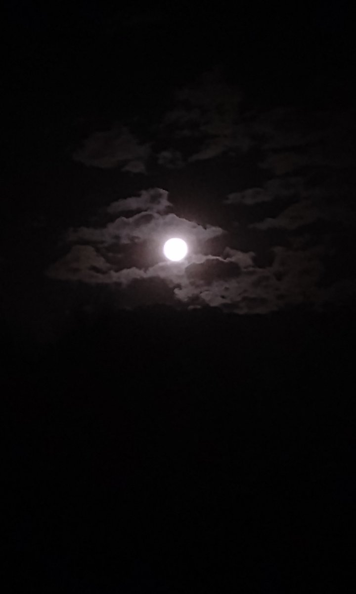 Damus6600's tweet photo. Tentei tirar fotos da lua de hj https://t.co/8QqpnPML2h