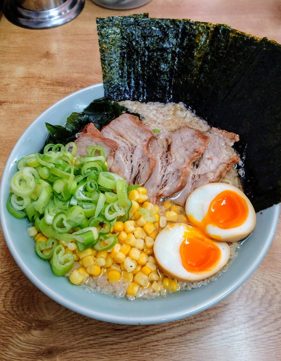jumpei_3333's tweet photo. ラーメンショップ石川店@藤沢市石川
ラーメン🍜脂多め🐷
TP海苔+味玉+コーン+刻みネギ+募金チャ　
背脂たっぷりのぶっ濃いスープにモリモリトッピングが朝から最高デース🤩✨
ジョロさん､ヒロト君､同麺あざっす😁
イマ太さんデスラー油進めてめんご🔥✌️
ぱんちゃん今日も美味しいラーメンあざす😋 https://t.co/ImrWz2woJH