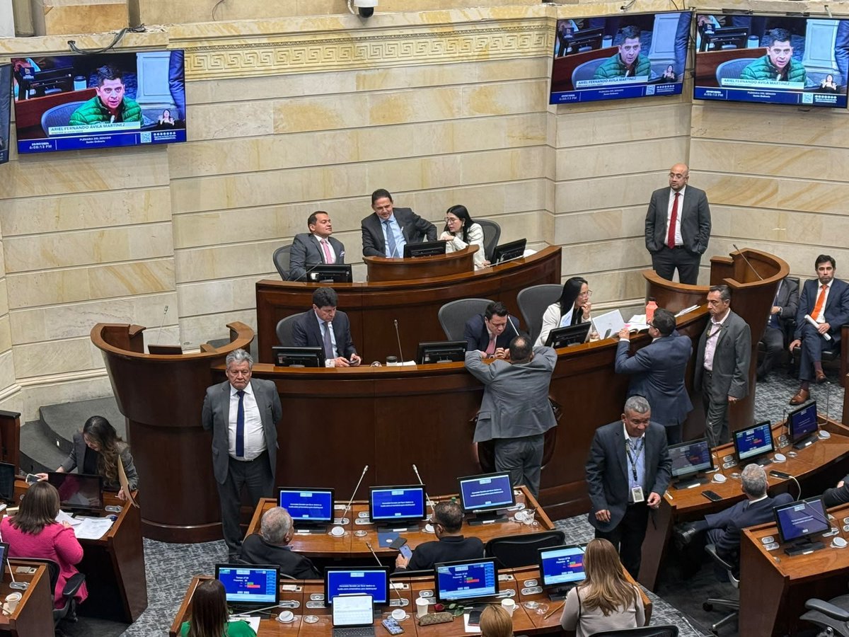 NOTICIASEDL's tweet photo. #POLÍTICA | La plenaria del Senado rechazó la propuesta de la senadora Sandra Chindoy (@sandra_chindoy) de que se aplazara la votación de autorizar el traslado de la posesión presidencial a Cali. Se espera la votación del senador Enrique Gómez (@Enrique_GomezM) para aprobarlo. https://t.co/qcaaldr0SZ