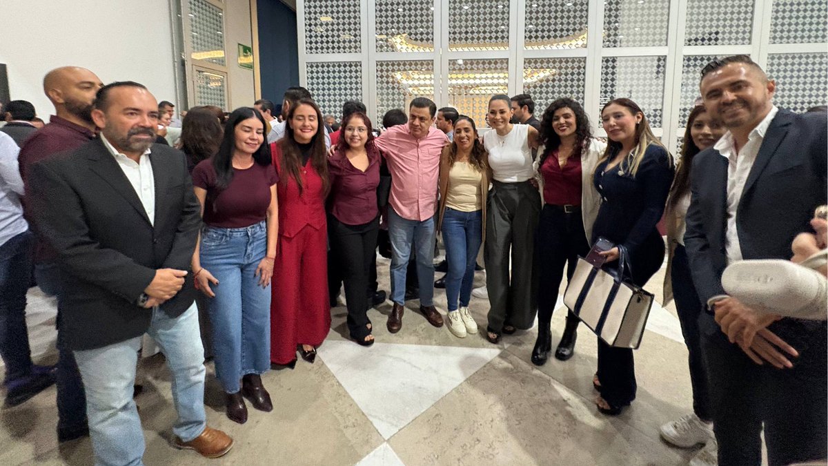 mery_pozos's tweet photo. Hoy tuvimos un gran encuentro con nuestra presidenta nacional, @A_MontielR

Fue una oportunidad para refrendar que la unidad es la mayor fortaleza de nuestro movimiento.

En @PartidoMorenaMx sabemos que los mejores resultados se construyen con honestidad, organización y trabajo permanente en el territorio. Ese es el camino para seguir consolidando la Cuarta Transformación y responder a la confianza de nuestra gente.

Sigamos caminando juntas y juntos, con un mismo propósito: fortalecer nuestro movimiento y seguir transformando Guadalajara desde la cercanía con el pueblo.

#4T