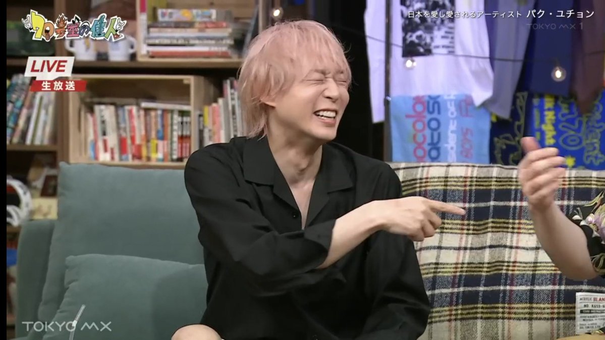 bayhall0924's tweet photo. 文鎮を「おもてつ」
半紙を「かるかみ」
と遠山さんが超適当なことを言ってからかってることにやっと気づいて「今気づいた～」ってこの笑顔
こんな可愛い40歳います？
35歳くらいサバ読んでると思う←

#70号室の住人
#ユチョン https://t.co/W6y0xqCtOI