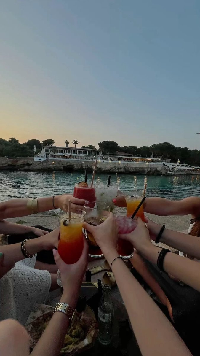 flikitibren's tweet photo. AU CORCHAS X SCALONETA

donde un grupo de amigas se va un mes de vacaciones luego de un largo año de trabajo y estudio.

o

dónde un grupo de amigos, jugadores de la selección, deciden hacer un viaje para relajarse luego de una temporada de juego muy exhausta. https://t.co/cNXIcwURRv