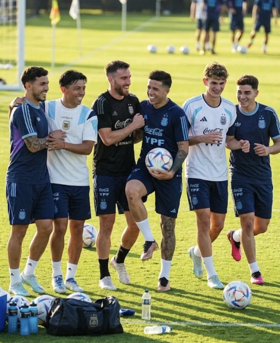 flikitibren's tweet photo. AU CORCHAS X SCALONETA

donde un grupo de amigas se va un mes de vacaciones luego de un largo año de trabajo y estudio.

o

dónde un grupo de amigos, jugadores de la selección, deciden hacer un viaje para relajarse luego de una temporada de juego muy exhausta. https://t.co/cNXIcwURRv