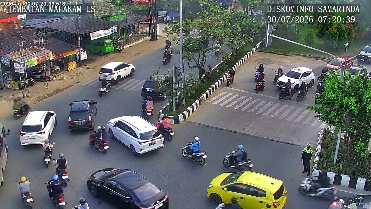 atcs_samarinda's tweet photo. 07.23 Simpang Mahakam US (Untung Suropati) : Antrian kendaraan normal, situasi arus lalu lintas lancar. #MinYn https://t.co/WRChDClhH1