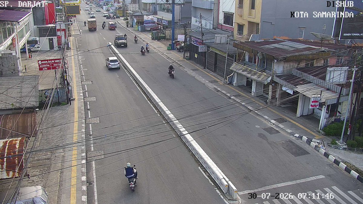 atcs_samarinda's tweet photo. 07.19 Simpang Darjad : Antrian kendaraan normal dikeempat kaki simpang, situasi arus lalu lintas lancar. #MinYn https://t.co/esdWLCV8qf
