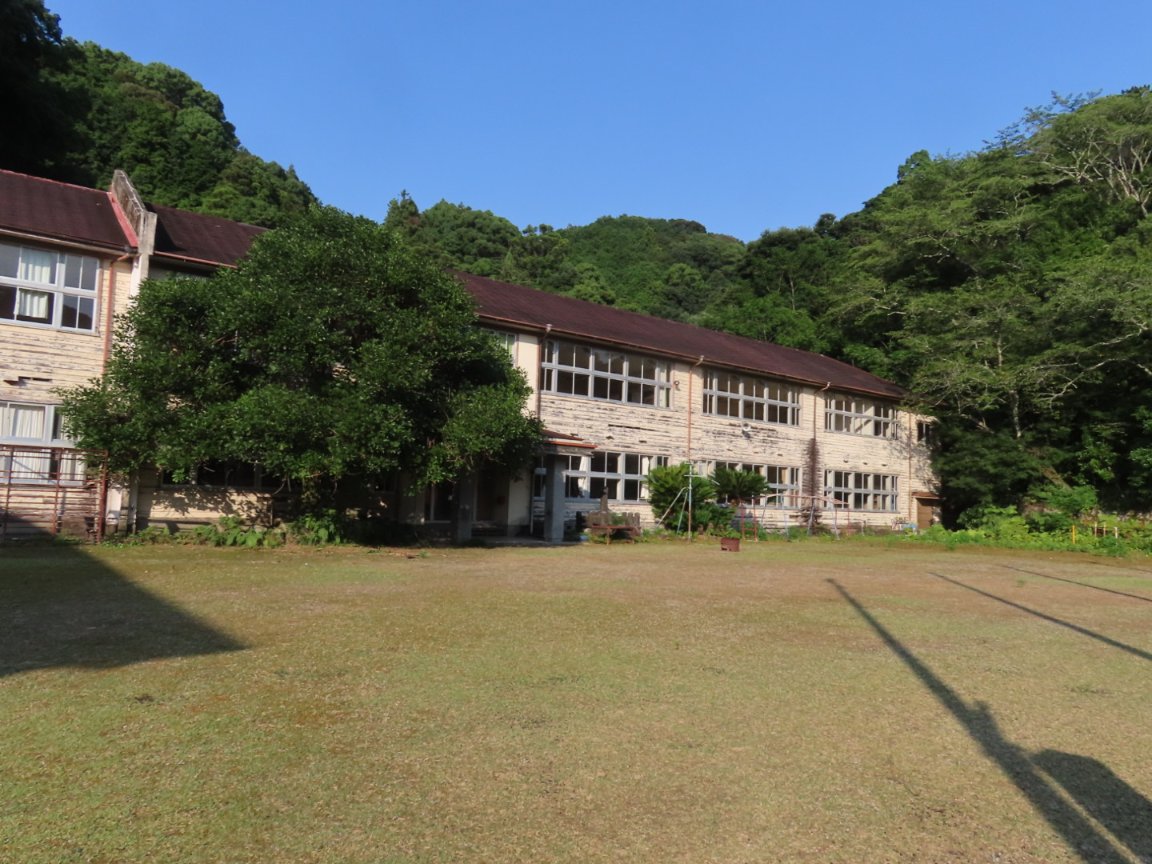 momoshima_jun's tweet photo. 麗しの木造校舎、旧九鬼小学校。
港からも見える巨大な校舎。当時如何程の子供が通っていたのだろうか。
学校へ向かう階段は心なしか段の高さが低め。当時作った人達の子供への優しい気配りを感じる。 https://t.co/YuHjYVM9ft