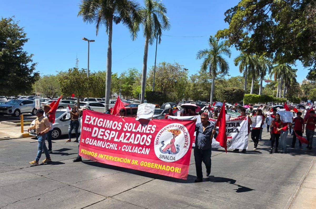 DanielBarronTor's tweet photo. Desde Sonora respaldamos y nos unimos a la lucha de los compañeros de Sinaloa que denuncia al gobierno de @YeralBonillaV ante la falta de soluciones de obras públicas y apoyos a desplazados por la delincuencia.

¡No sé piden lujos sino necesidades!

#QueremosObrasParaTodos https://t.co/KmCX8P4awK