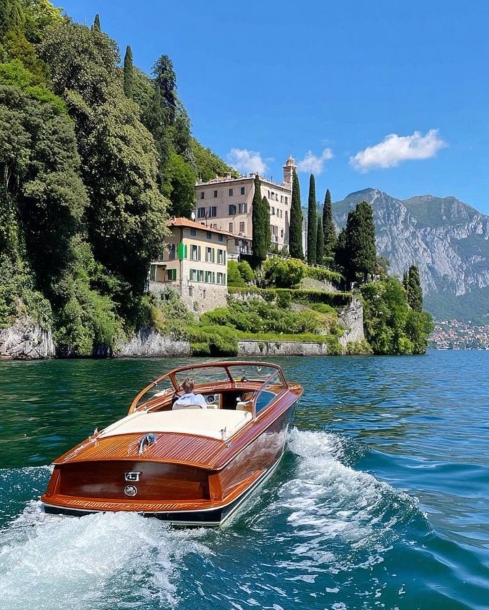 echoesofworld's tweet photo. Lake Como, Italy https://t.co/rdXxeCLgIe
