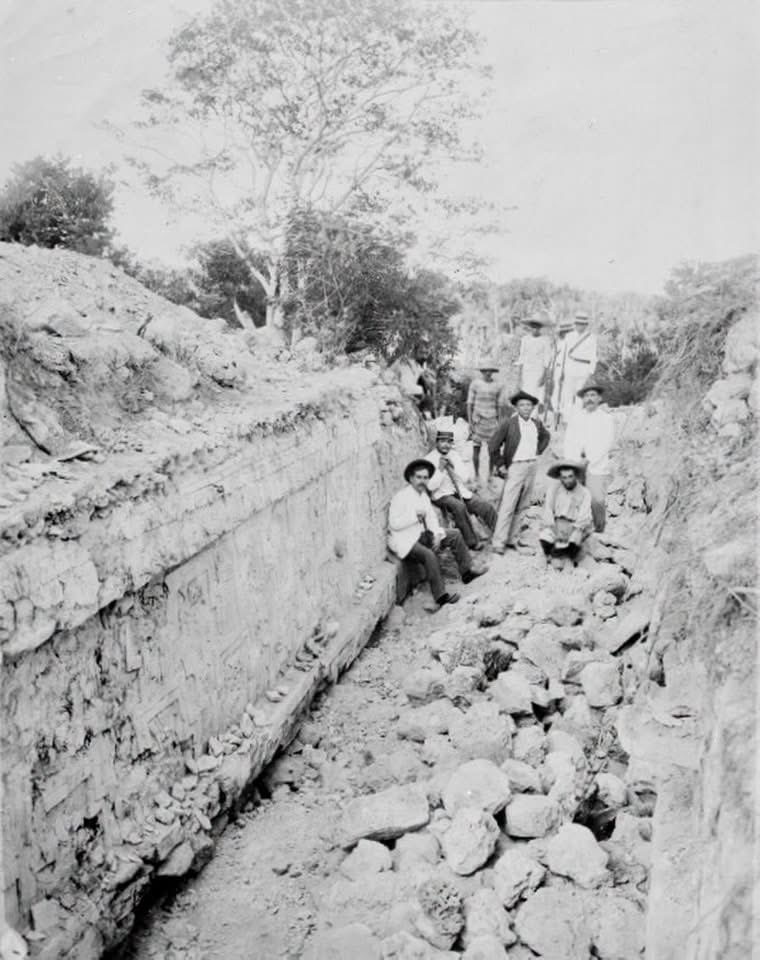 edificiosmayas's tweet photo. Desenterrando una sección de un edificio precolombino con relieves de estuco en #Acanceh, Yucatán, 1906. https://t.co/MdGob0Fcpu