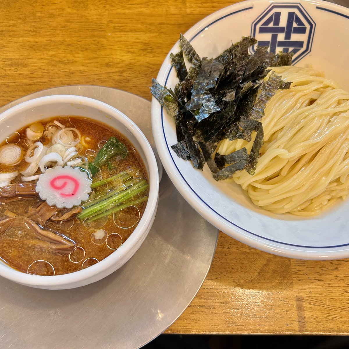 oosaki1959's tweet photo. 炒飯と新潟中華そば　我武者羅　初台店

7月11日に発売開始した「三条カレーラーメン」のことは知っていた。それにしても暑くなってきてからのカレーラーメン発売って、スゴいな。私は涼しくなってから食べよう。（涼しくなるまでやってるかな？）なんて思っていた。そんな中、「三条カレーラーメン」と「生姜醤油冷つけ麺」の連食している人がいて、むむっ、なんだか、その連食ならいいかも？と一気に行く気に。人間ってのは面白い。何がきっかけで動き始めるのか、自分ですらわからない（笑）。合わせ技、イッポン！みたいな感じだ。それぞれ一つずつだと、動かないが、二つあるなら動く。実際、動いた。

店主との出会ってから、もう20年、長いお付き合い。初台店は久しぶり。スタッフも活気があって、お客さんも多く、いいお店になっていた。店主もこちらにいて中華鍋を振ってチャーハンを作っていた。しっかり現場に出ていてなおかつ一番大変そうな鍋振りをやっているとは素晴らしい！

というわけで、三条カレーラーメン、生姜醤油冷つけ麺、半チャーハンを購入し、3枚の食券を出す。「どういう順番で出しますか？」とちゃんと聞いてくれて、見事にいいタイミングで出てくるのがお見事。店内満席で賑わっているのに、ちゃんとお客さんの動きまで見てるようだ。

三条カレーラーメンは、単なるインスパイアではなく、しっかり「我武者羅」流にスパイスを効かせておいしく仕上げている。人参やじゃがいももゴロゴロ。何気にチャーシューもおいしい。細めのストレート麺なのにカレーを持ち上げてくれて、好相性。小ライス付きというのもジャストな組合せなのはわかっていたが、連食＋半チャーハンだったのでそれは辞退した。でも、おいしくて完食し、スープもほぼ完飲。

生姜醤油冷つけ麺はありそでなかったような（私が食べてないだけか？）、アイデア商品。つけ汁に具沢山でこちらでもチャーシューの脇役が光る。そしてもちろん生姜の存在感がいい。夏向けのいいメニュー。近所にあったら嬉しい味わい。

そして、他店では何度か食べてるので、今日は食べなくてもいいかと思ってた半チャーハン。これがもうウマいのなんの。ちょっとビックリ。半チャーハンがある店では結構食べてる方だけど、おぉ〜と思ったのは久しぶり。味や作り方を変えたのか、慣れてきて上手になったのか、いや、味（調味料などの配分）を変えてるな。半チャーハンじゃなくてフルにこれだけでも食べに来たいくらいにおいしかった。2/3くらい食べたところで、あえて冷つけに集中し、冷めてから食べてみたが、予想通り、冷めてもおいしい。デリバリーしたいくらい。

そういや表のメニュー看板のトップはチャーハンだった。看板商品になっていたのか！しかも、肉玉チャーハン、エビ玉チャーハン、とろ玉チャーハン、麻婆チャーハン、中華カレーチャーハンとメニューも多く、しかもどれもおいしそう！噂には聞いている「パクリアン」とか、台湾まぜそば、麻婆まぜそばもウマそうだし、乗りに乗ってる感じ。そういやプロレスラーのSANADAに似てきた、と言ってる人がいたけど確かに！