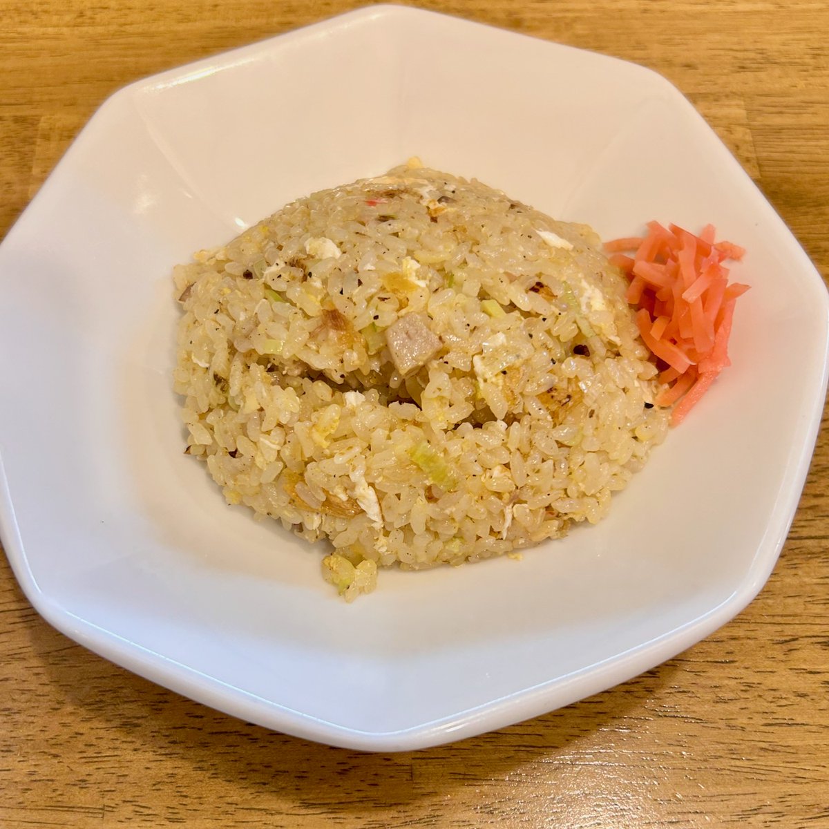oosaki1959's tweet photo. 炒飯と新潟中華そば　我武者羅　初台店

7月11日に発売開始した「三条カレーラーメン」のことは知っていた。それにしても暑くなってきてからのカレーラーメン発売って、スゴいな。私は涼しくなってから食べよう。（涼しくなるまでやってるかな？）なんて思っていた。そんな中、「三条カレーラーメン」と「生姜醤油冷つけ麺」の連食している人がいて、むむっ、なんだか、その連食ならいいかも？と一気に行く気に。人間ってのは面白い。何がきっかけで動き始めるのか、自分ですらわからない（笑）。合わせ技、イッポン！みたいな感じだ。それぞれ一つずつだと、動かないが、二つあるなら動く。実際、動いた。

店主との出会ってから、もう20年、長いお付き合い。初台店は久しぶり。スタッフも活気があって、お客さんも多く、いいお店になっていた。店主もこちらにいて中華鍋を振ってチャーハンを作っていた。しっかり現場に出ていてなおかつ一番大変そうな鍋振りをやっているとは素晴らしい！

というわけで、三条カレーラーメン、生姜醤油冷つけ麺、半チャーハンを購入し、3枚の食券を出す。「どういう順番で出しますか？」とちゃんと聞いてくれて、見事にいいタイミングで出てくるのがお見事。店内満席で賑わっているのに、ちゃんとお客さんの動きまで見てるようだ。

三条カレーラーメンは、単なるインスパイアではなく、しっかり「我武者羅」流にスパイスを効かせておいしく仕上げている。人参やじゃがいももゴロゴロ。何気にチャーシューもおいしい。細めのストレート麺なのにカレーを持ち上げてくれて、好相性。小ライス付きというのもジャストな組合せなのはわかっていたが、連食＋半チャーハンだったのでそれは辞退した。でも、おいしくて完食し、スープもほぼ完飲。

生姜醤油冷つけ麺はありそでなかったような（私が食べてないだけか？）、アイデア商品。つけ汁に具沢山でこちらでもチャーシューの脇役が光る。そしてもちろん生姜の存在感がいい。夏向けのいいメニュー。近所にあったら嬉しい味わい。

そして、他店では何度か食べてるので、今日は食べなくてもいいかと思ってた半チャーハン。これがもうウマいのなんの。ちょっとビックリ。半チャーハンがある店では結構食べてる方だけど、おぉ〜と思ったのは久しぶり。味や作り方を変えたのか、慣れてきて上手になったのか、いや、味（調味料などの配分）を変えてるな。半チャーハンじゃなくてフルにこれだけでも食べに来たいくらいにおいしかった。2/3くらい食べたところで、あえて冷つけに集中し、冷めてから食べてみたが、予想通り、冷めてもおいしい。デリバリーしたいくらい。

そういや表のメニュー看板のトップはチャーハンだった。看板商品になっていたのか！しかも、肉玉チャーハン、エビ玉チャーハン、とろ玉チャーハン、麻婆チャーハン、中華カレーチャーハンとメニューも多く、しかもどれもおいしそう！噂には聞いている「パクリアン」とか、台湾まぜそば、麻婆まぜそばもウマそうだし、乗りに乗ってる感じ。そういやプロレスラーのSANADAに似てきた、と言ってる人がいたけど確かに！