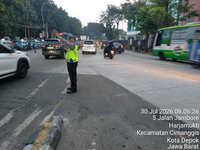 RadioElshinta's tweet photo. 06.22: @TMCPoldaMetro: Situasi arus lalu lintas di depan Cibubur Junction Jl. Jambore Jakarta Timur terpantau ramai cenderung padat. https://t.co/O5ISMhZqPj