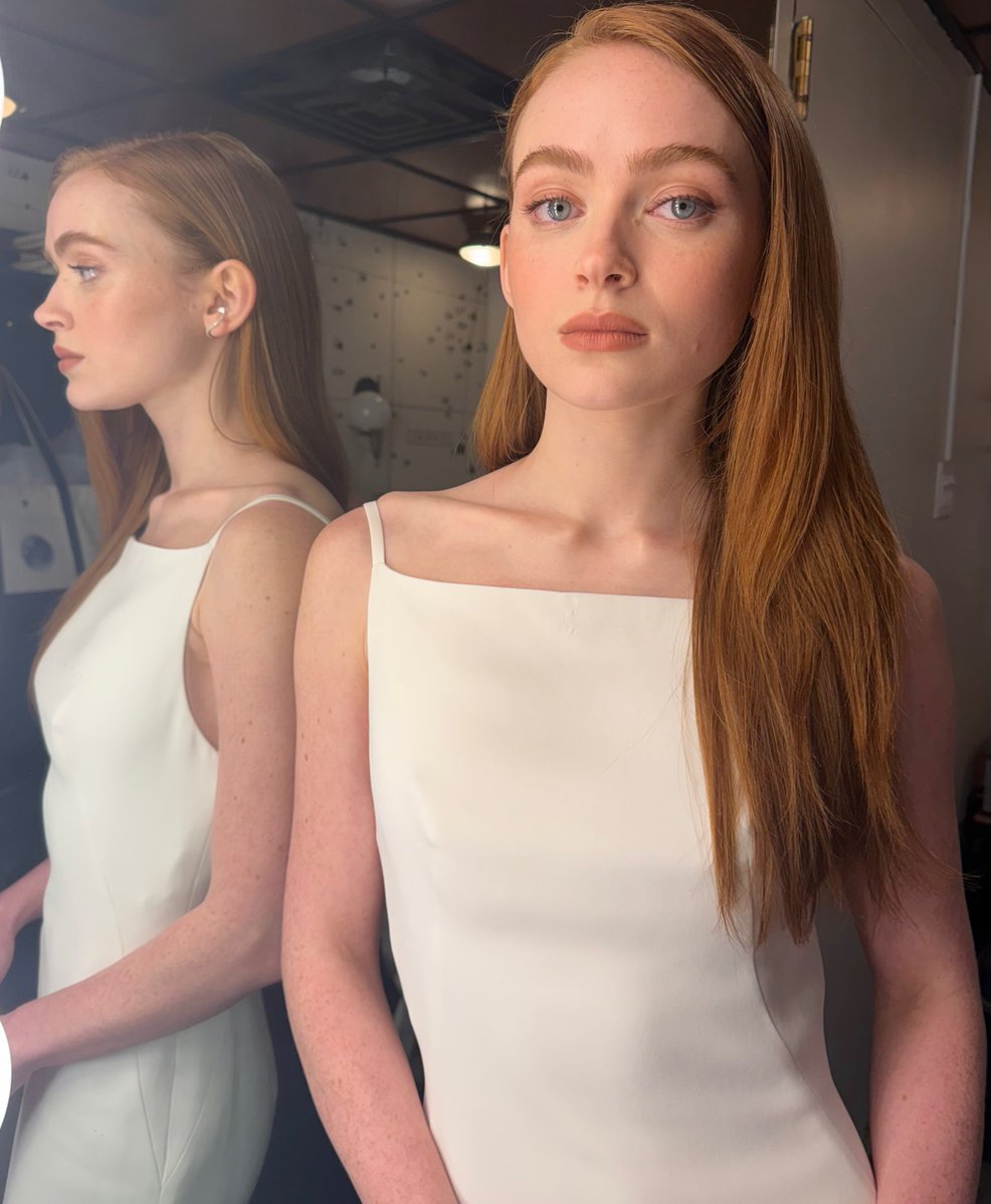 sadiesinkbra's tweet photo. LINDA! Sadie Sink pronta para The Tonight Show. https://t.co/zMm6CSX6sx