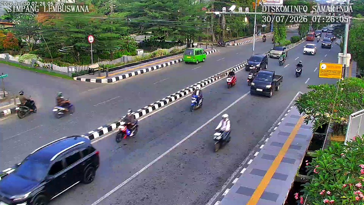 atcs_samarinda's tweet photo. 07.28 Simpang Lembuswana : Antrian kendaraan normal di keempat kaki simpang, situasi arus lalu lintas ramai lancar. #MinYn https://t.co/uKDvgDqptg