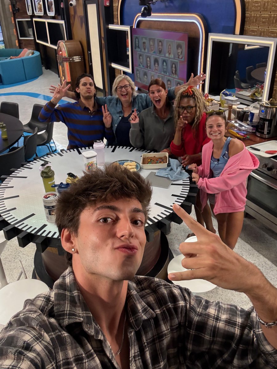 CBSBigBrother's tweet photo. here in the BB house, the fun never stops—tune in to an all-new #BB28 tonight at 8pm on cbs! 🤗 https://t.co/wxCdUTLfIh