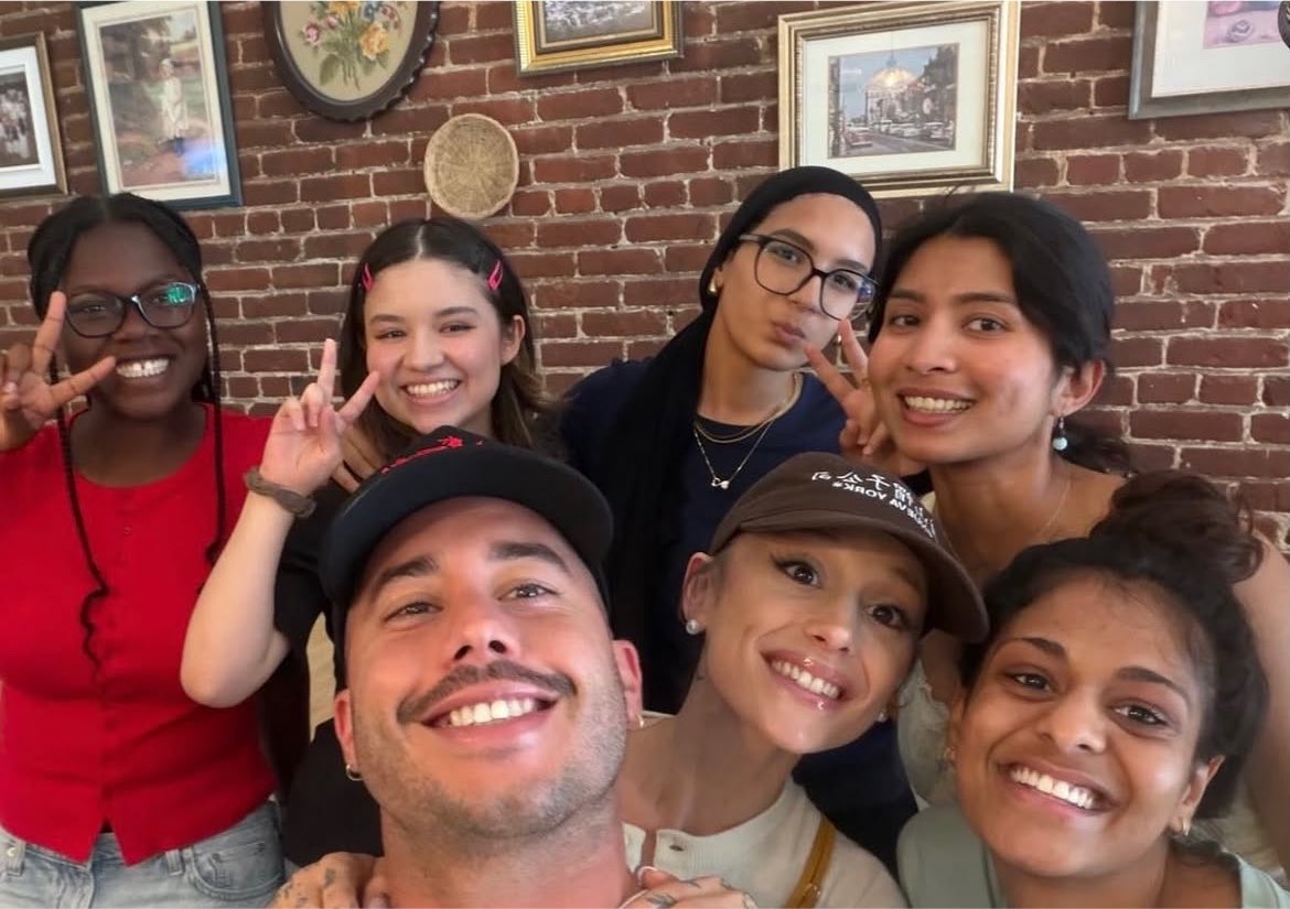infoari's tweet photo. Ariana Grande com fãs e o namorado gostoso no Canadá.❤️ https://t.co/T7UwR5shz6