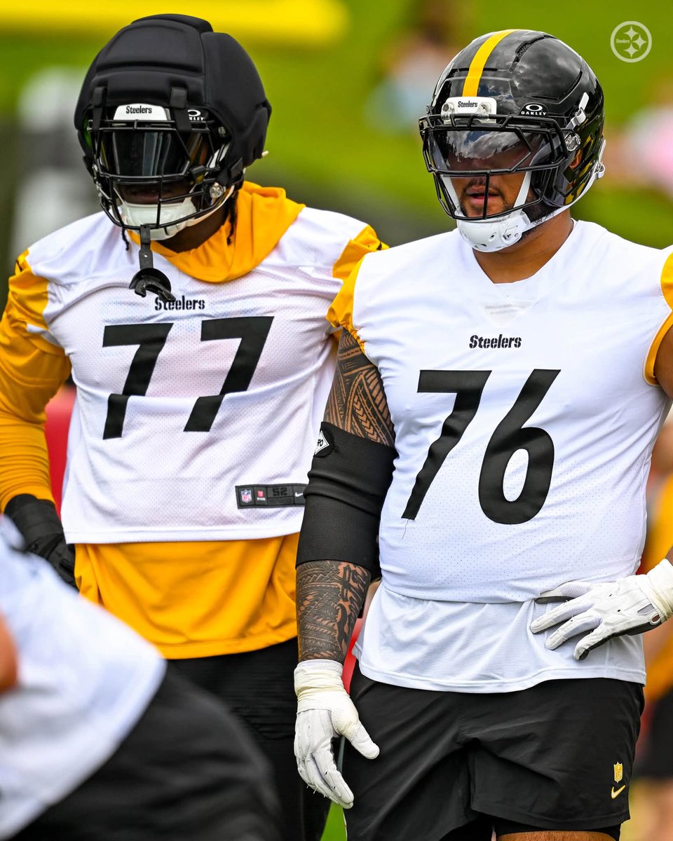 steelers's tweet photo. Smells like football season 

@Acrisure | More 📷: https://t.co/opZmZlwv2z https://t.co/d9CCQYU9mL