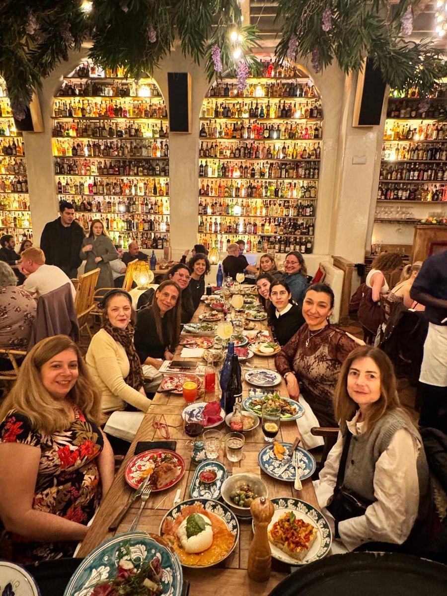 lalocadelondres's tweet photo. Queremos sumar UNA pasajera más a este viaje de mujeres increíble. 10 días para conocer Londres EN SERIO con todo lo más clásico y lo más alternativo de la ciudad. Nos vamos en dos meses y medio, toda la info abajo! Magia de Twitter, ¿estás ahí?? ✨🪄 https://t.co/Fsh6RRNPKj