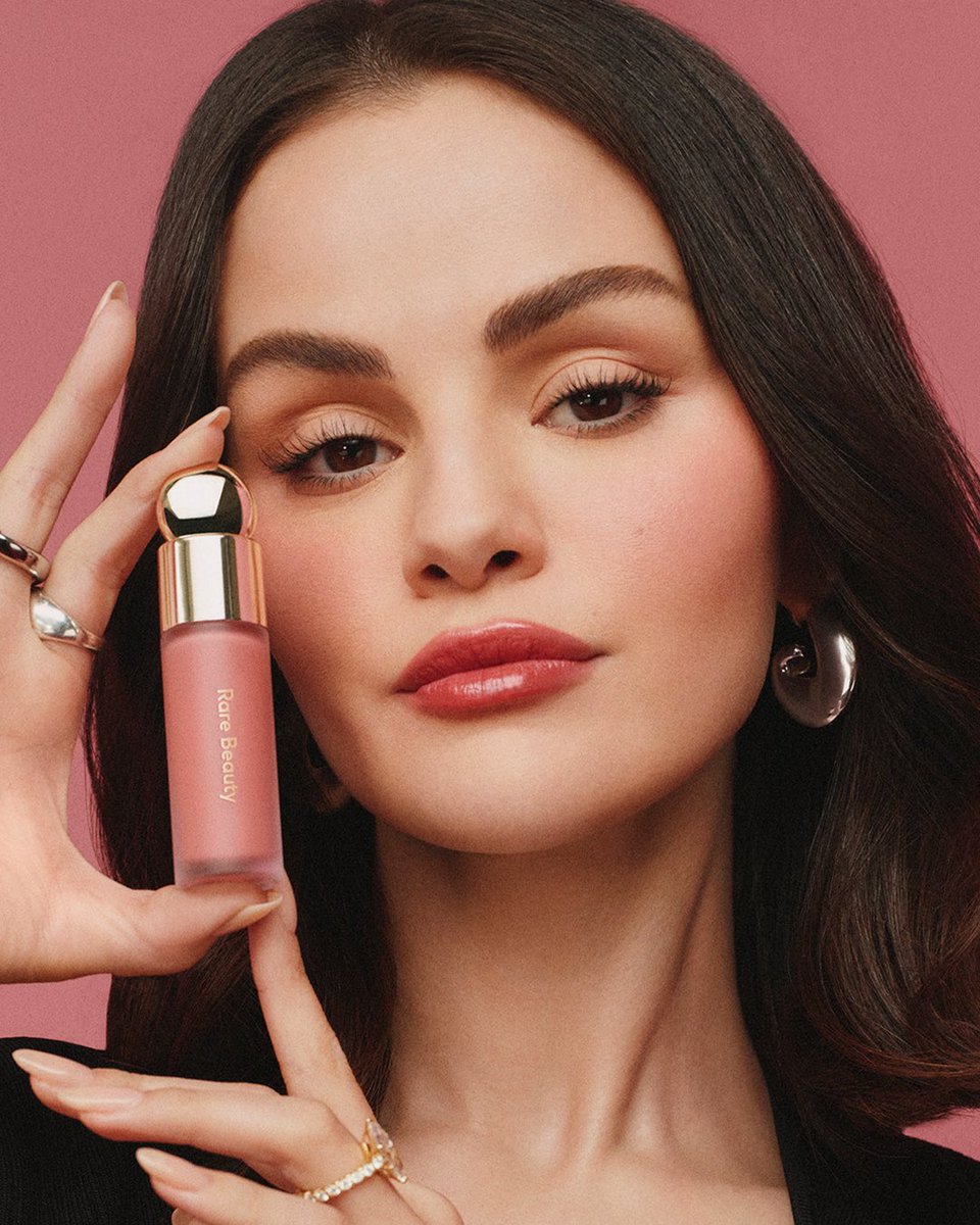 PortalSelenaBR's tweet photo. A informação de que a Rare Beauty possui operação oficial ou comercializa seus produtos diretamente em Israel é falsa.

A marca não opera oficialmente no mercado israelense. Os produtos encontrados no país são vendidos por importadores independentes, sem autorização ou controle direto da Rare Beauty sobre essa distribuição.

Além disso, a Rare Beauty e Selena Gomez já apoiaram iniciativas humanitárias voltadas à população palestina, incluindo doações a organizações que prestam assistência na região.