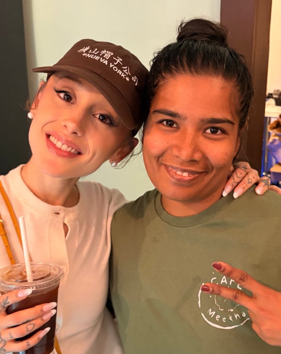 ArianaToday's tweet photo. ariana grande spotted with fans in montréal https://t.co/Iz0BGN6xes
