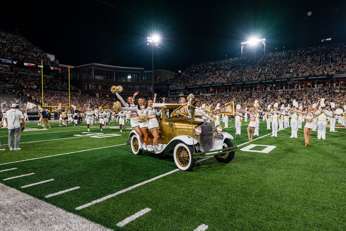 GeorgiaTech's tweet photo. Y’all tell @FreddyLA7 about Bobby Dodd under the lights!! #StingEm🐝 https://t.co/knZ2U41M86