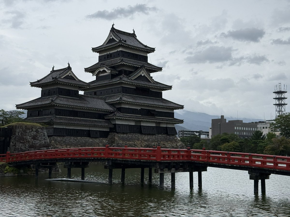skywalker_jp's tweet photo. 旅に出ております。牛に引かれて善光寺参り。松本城。白馬ジャンプ台。青木湖で泳いだり、今回やたらアウトドアに振ってるので、疲れてきた。

といいつつ、今から八方尾根予定。 https://t.co/erDl5D32lF