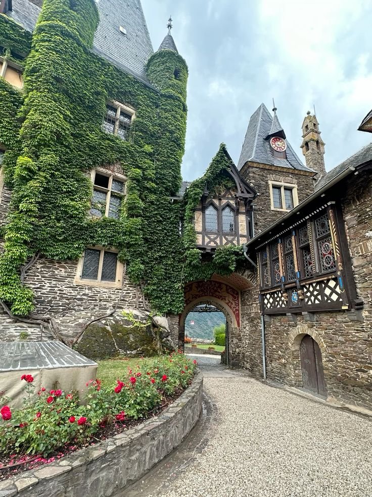 echoesofworld's tweet photo. Cochem, Germany https://t.co/lEJVny8Pmq