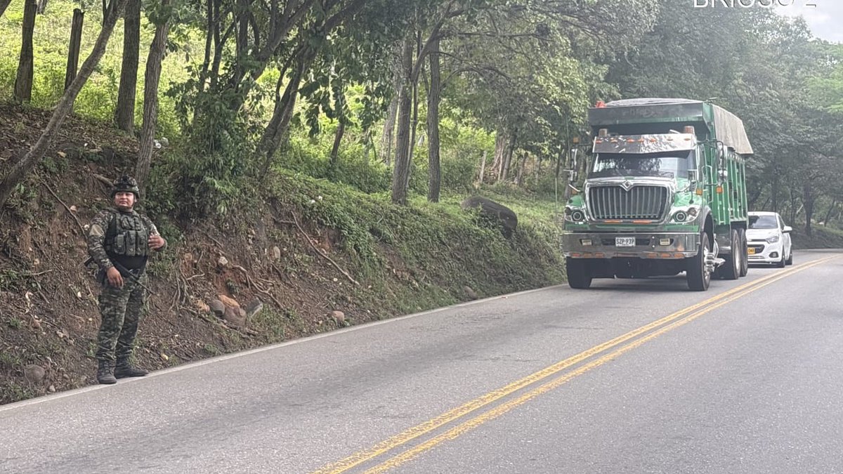 Ejercito_Div2's tweet photo. #NuestroCompromisoEs🇨🇴| En desarrollo del #PlanGuardián, soldados de la # @COL_EJERCITO continúan fortaleciendo la seguridad sobre la Ruta 70 mediante la instalación de puestos de control, con el propósito de ejercer control territorial y proteger a la población.
Estas acciones reafirman el compromiso permanente de nuestras tropas con la seguridad y la tranquilidad de quienes transitan por este importante corredor vial.
#PatriaHonorLealtad