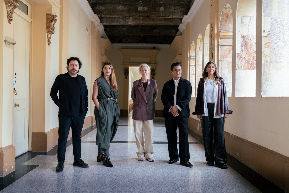 CulturaenBta's tweet photo. La Bienal Internacional de Arte y Ciudad #BOG27 presenta al comité curatorial que dará vida a la propuesta artística de su segunda edición. ✨ Bajo la dirección de Juan Ricardo Rincón Gaviria, está integrado por Magalí Arriola y José Esparza Chong Cuy como curadores en jefe; Juliana Steiner y María Paula Bastidas como curadoras asociadas; y Elkin Rubiano como curador de programas públicos y mediación.
Con una reconocida trayectoria nacional e internacional, este equipo acompañará la construcción del eje curatorial de la #BOG27, una invitación a reflexionar sobre la fragilidad e interdependencia entre las especies y a mirar la ciudad como un territorio de encuentros, relatos y múltiples formas de vida.
✨ Conoce los perfiles y las trayectorias de quienes harán posible esta visión artística en https://t.co/X2TTnsO3be.