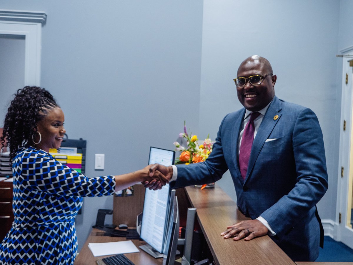 FrankScottJr's tweet photo. 🧵#GrowingForwardLR—Today I submitted candidate petitions to the Little Rock City Clerk, completing a key step in qualifying for the November General Election ballot as I seek reelection as mayor. 1/4 https://t.co/RJTrdenvF7
