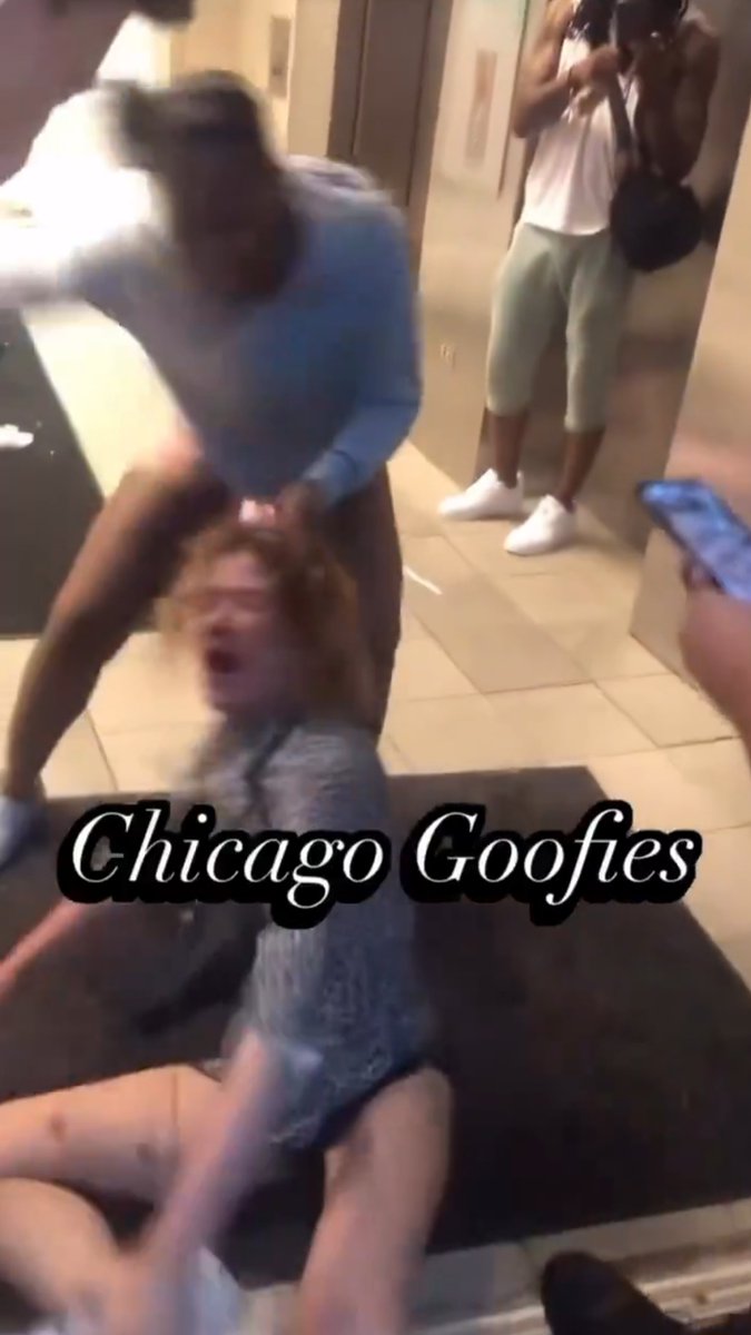 billy_shears22's tweet photo. Black woman savagely beats White woman while security guards and bystanders enjoy the show. 

Liberal White women, you're on your own. No one is coming to save you. You chose this.
https://t.co/icYiuPQUgK https://t.co/tUanucKi7i