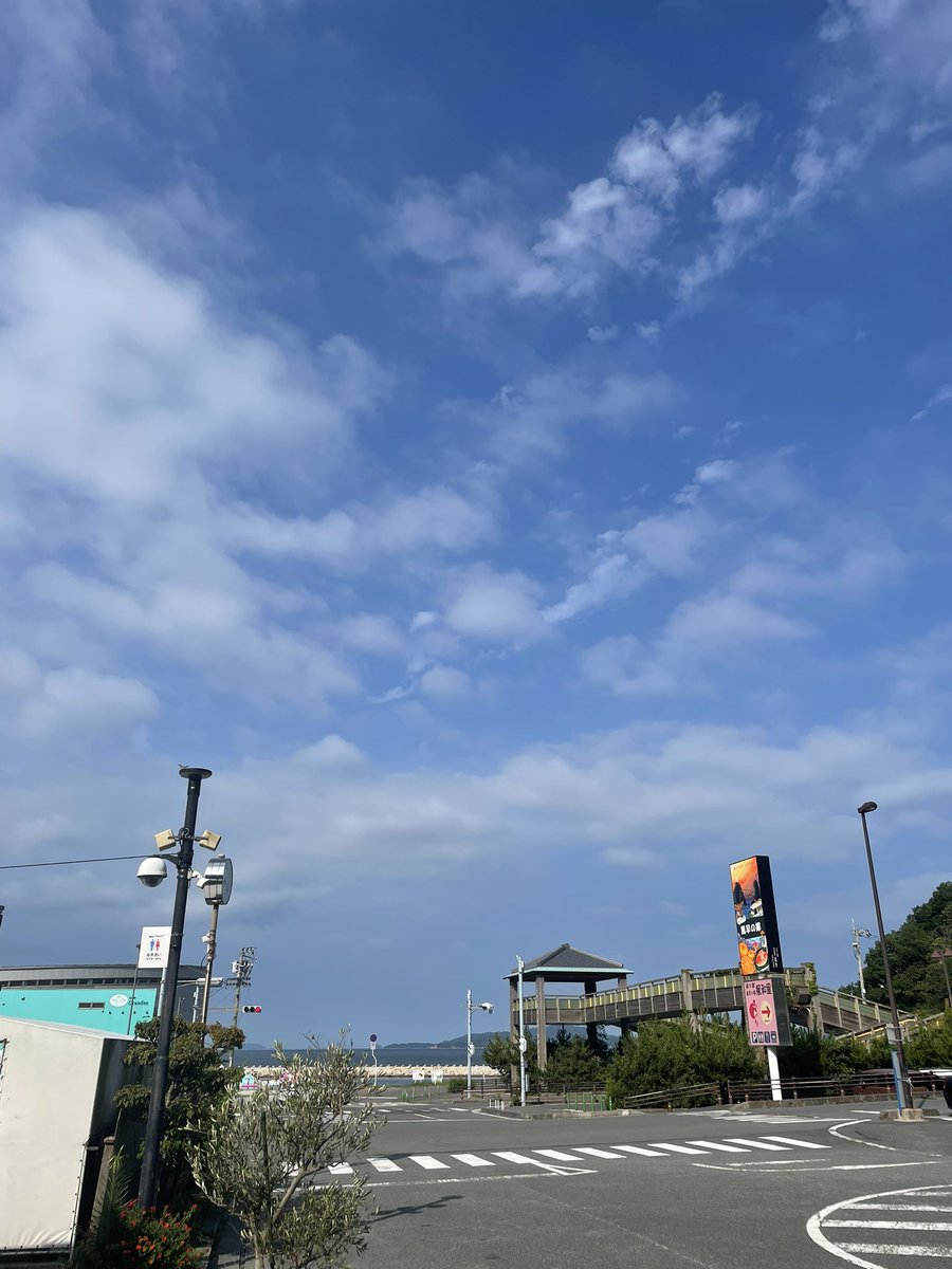 cubco_cafe's tweet photo. 7月もあと少しですね❗️
大暑が過ぎたとはいえ8月が夏本番って感じですね💦

本日も16時まで風和里でコーヒーです♪

#愛媛 #松山 #カフェ #四国 #風和里 #北条 #バイク #コーヒー #バイク女子 #スーパーカブ  #カブ #トライク #カブコ #瀬戸内海 #しまなみ https://t.co/i710dEMkXr