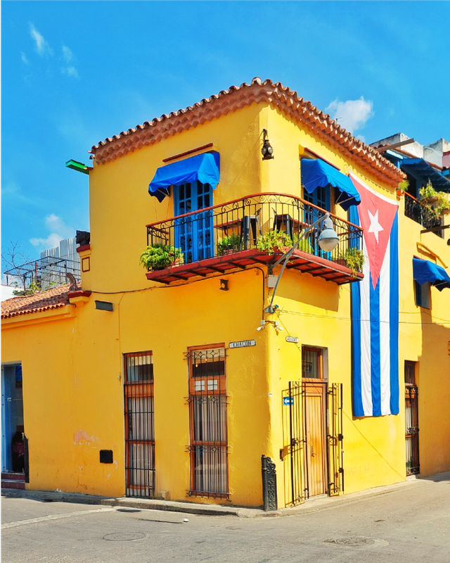 MinturCuba's tweet photo. ¿Has visto muchas fachadas amarillas en La Habana? 

Durante la época colonial, el pigmento amarillo era uno de los más accesibles y resistentes al implacable sol caribeño. 

#CubaUnica #CubaTravel #LaHabanaTravel #CiudadesConHistoria https://t.co/sKAeoKlilQ