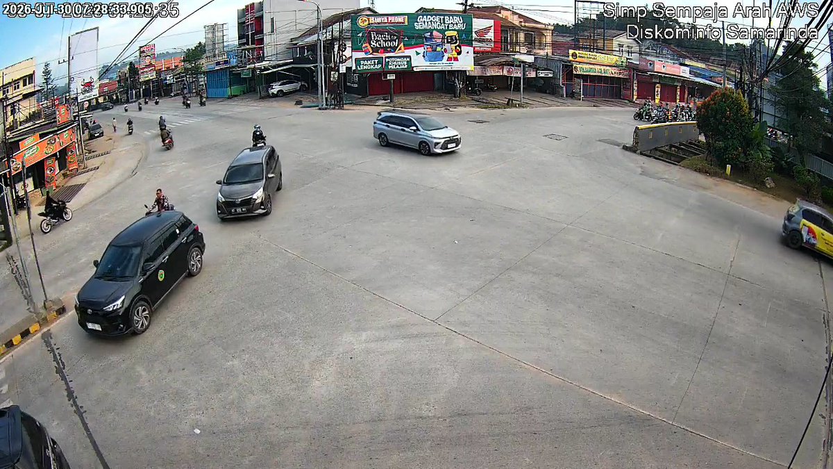 atcs_samarinda's tweet photo. 07.30 Simpang Sempaja : Antrian kendaraan normal di keempat simpang. Situasi arus lalin lancar. #MinYn https://t.co/LxGmxQzcBk