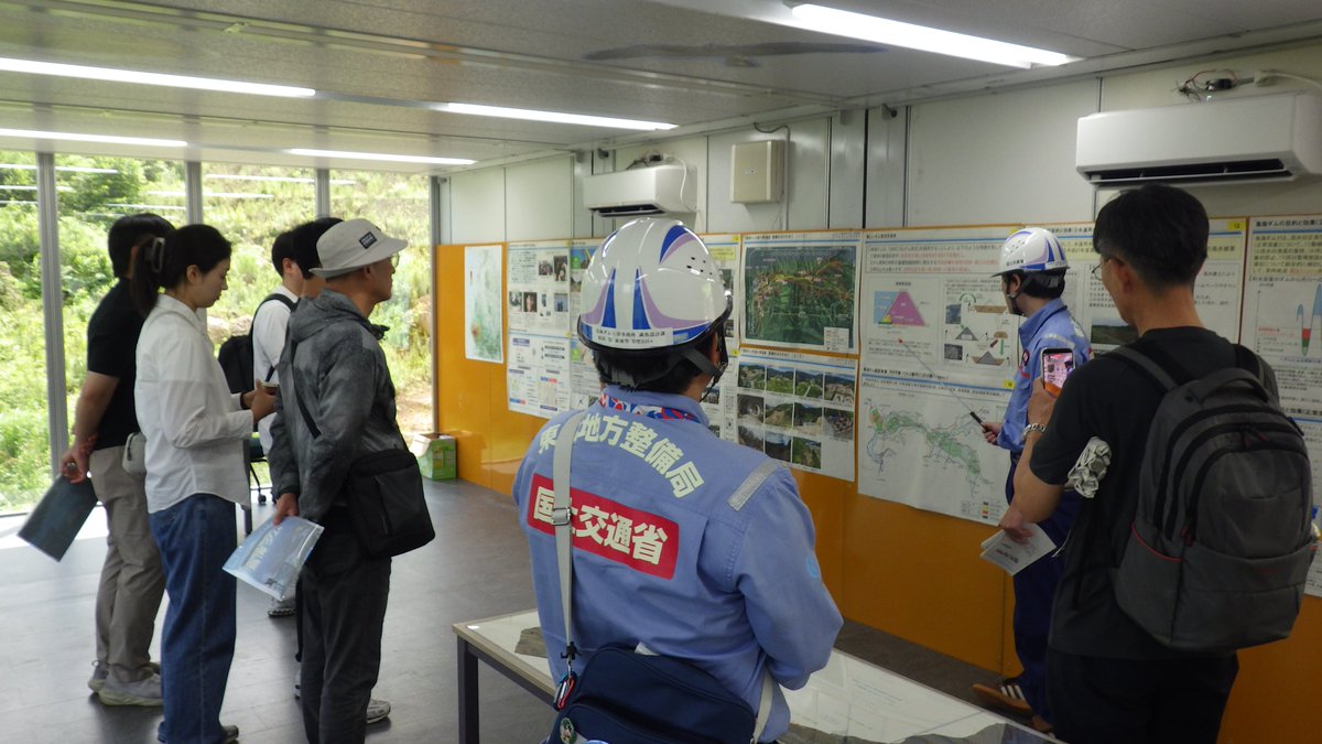chokaidam_mlit's tweet photo. ７月２８日に福島大学教授及び韓国の大学教授等１０名の ＃現場見学会 を行いました。
韓国語への同時通訳のもと工事現場をご覧いただき、パネルを用いて工事の概要を説明いたしました。
専門的な質問を多くいただき、事業への理解を深めていただけました！

＃鳥海ダム https://t.co/g6OiTpRrri