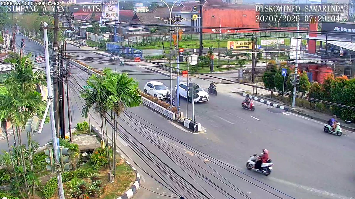 atcs_samarinda's tweet photo. 07.31 Simpang Temindung (A. Yani Gatsu S. Parman) : Antrian kendaraan normal dikeempat kaki simpang, situasi arus lalu lintas lancar. #MinYn https://t.co/wFn4kbTFLu
