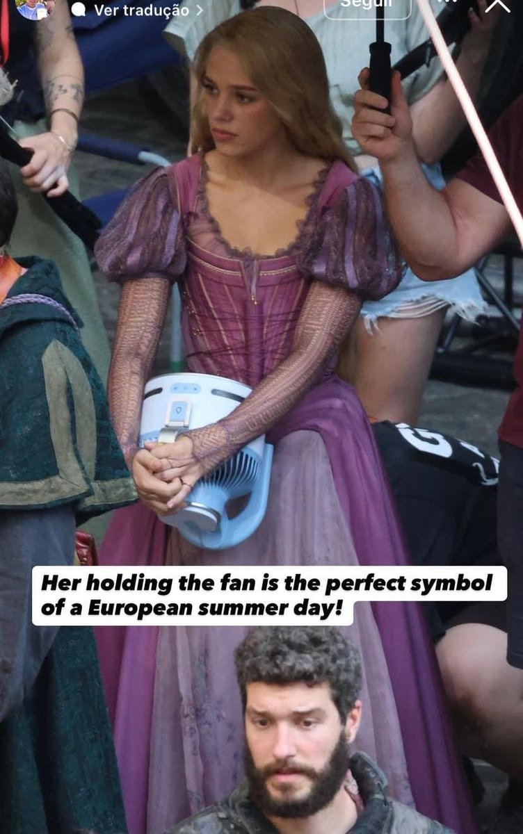 EnroladosBrazil's tweet photo. GENTE O VESTIDO!💜🗣️☀️

Confira o primeiro vislumbre Nítido de Teagan Croft como Rapunzel no set de Enrolados Live action!
 
QUE LINDA MDS😭 https://t.co/3aWDozd83v