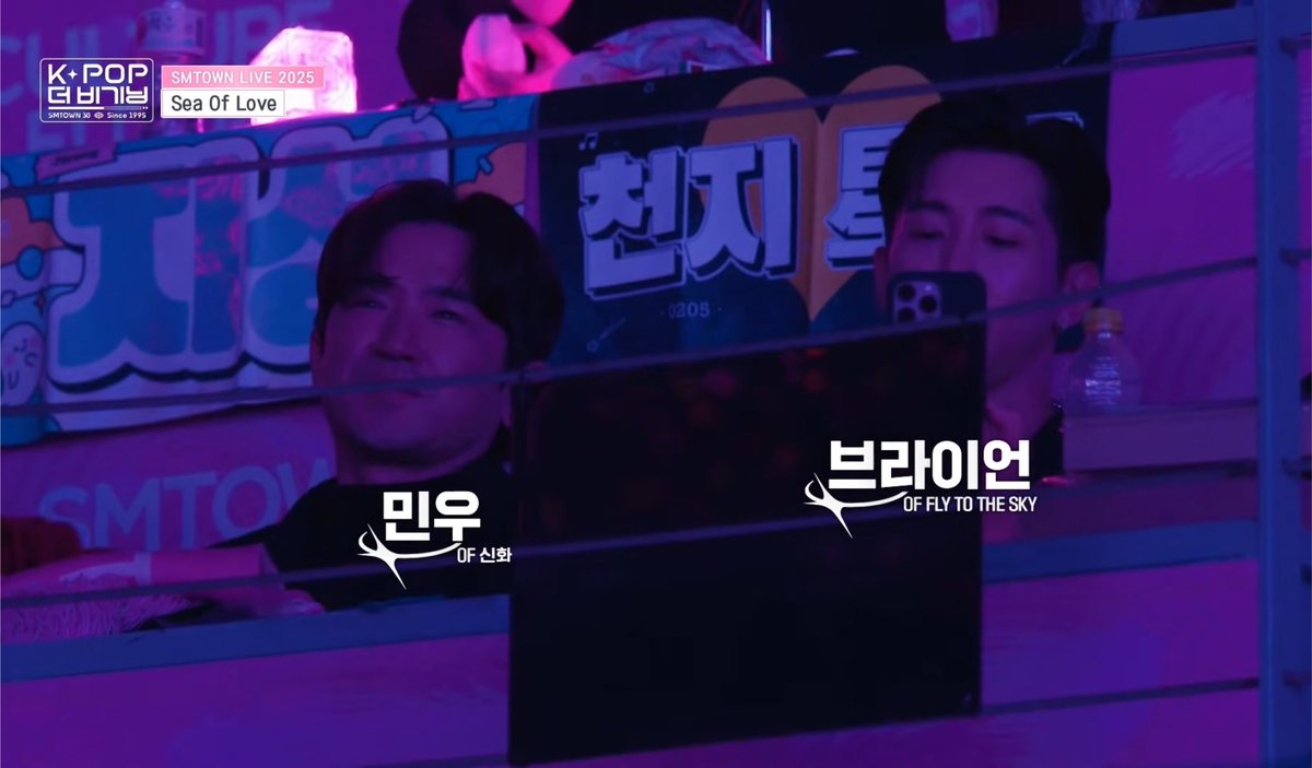 bittervacancess's tweet photo. 슴타운 무대 보는데 관객석에서 파트너 찍는 블 나와서 저항없이 무너짐
다 죽자 그냥 https://t.co/brRyMGwIkE