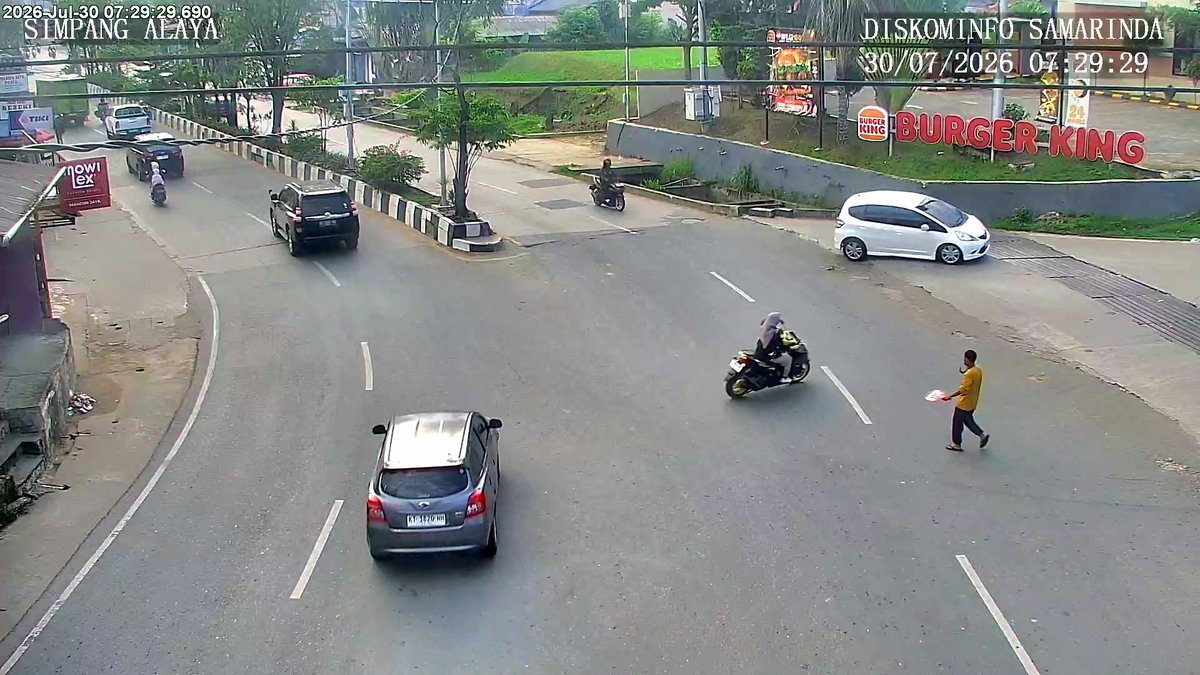 atcs_samarinda's tweet photo. 07.31 Simpang Gunung Lingai & simpang Alaya : Antrian kendaraan normal, situasi arus lalu lintas lancar. #MinYn https://t.co/LwMAUU8NKc